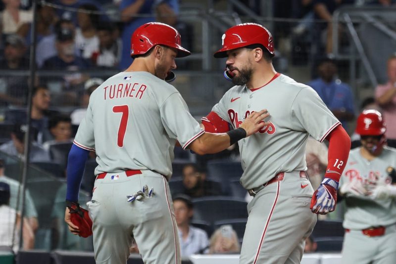 Kyle Schwarber homers for 1,000th hit, exchanges ball for autograph