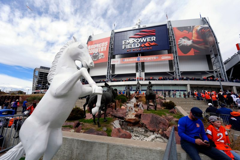 Broncos hold moment of silence on TNF