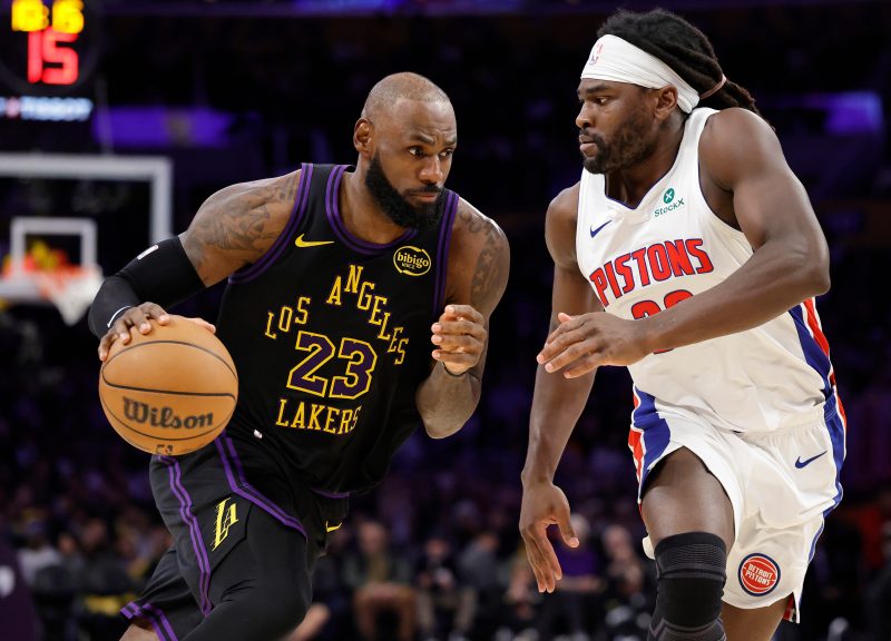 How many points did LeBron James score on birthday vs Pistons?