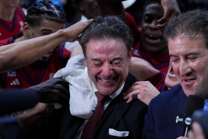 Rick Pitino reacts to getting 900th career win