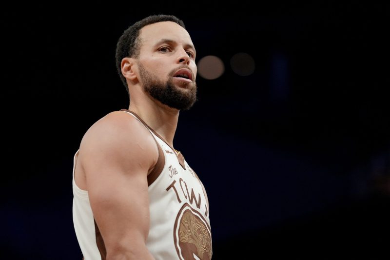 Steph Curry leaves Warriors’ loss early with injury